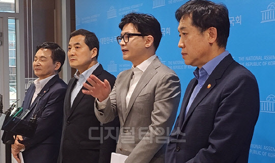 한동훈(오른쪽 두번째)법무부 장관이 23일 오후 서울 여의도 국회 소통관에서 전세사기 피해대책 당정대(여당·정부·대통령실) 협의회 결과 브리핑 후 취재진을 만나 질문에 답변하고 있다. 왼쪽부터 원희룡 국토교통부 장관, 박대출 국민의힘 정책위의장, 한동훈 장관, 김주현 금융위원장.<한기호 기자>